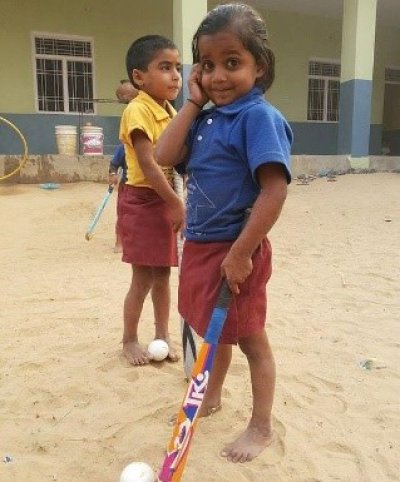 Kleines Mdchen im Bua Sa Hockey Village, Indien
